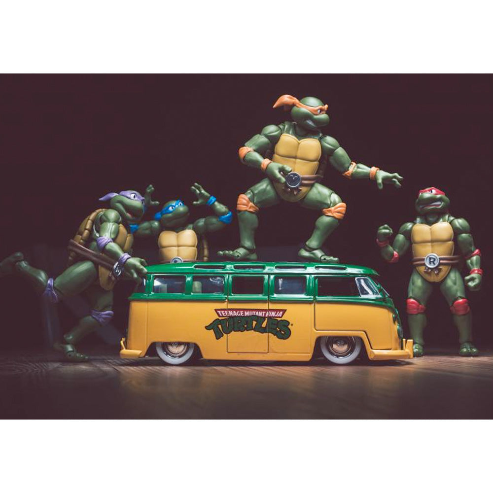 Turtles Leonardo 1962 VW Bus 1:24, ca. 18 cm inkl. Die-Cast Figur Leonardo goobee