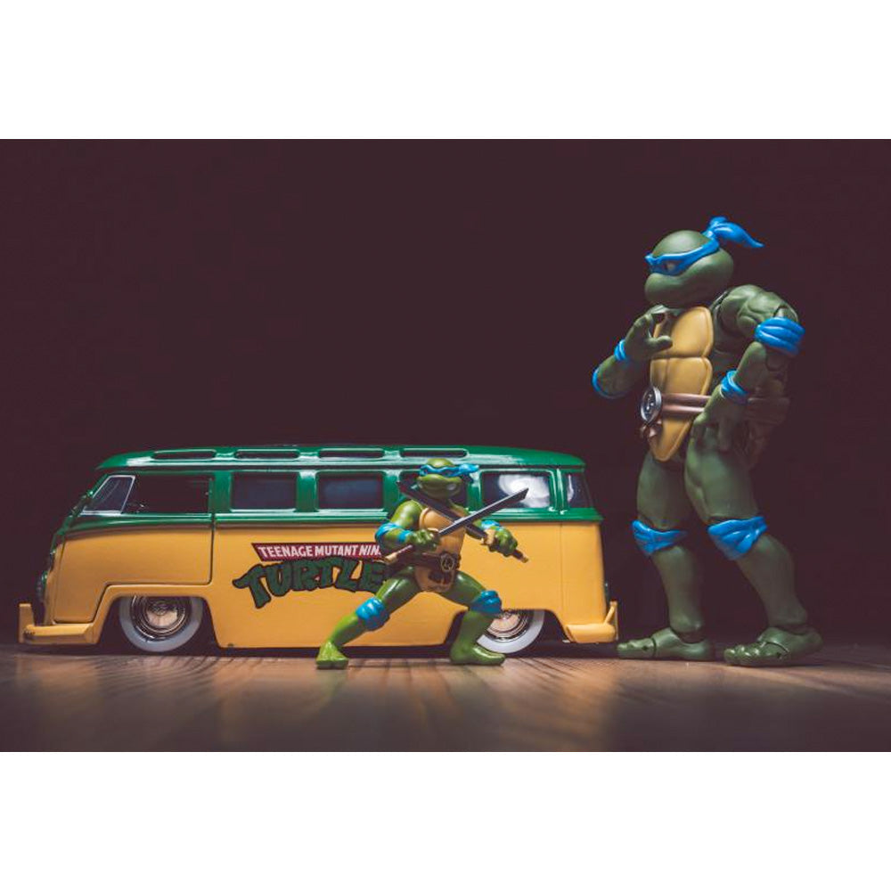 Turtles Leonardo 1962 VW Bus 1:24, ca. 18 cm inkl. Die-Cast Figur Leonardo goobee