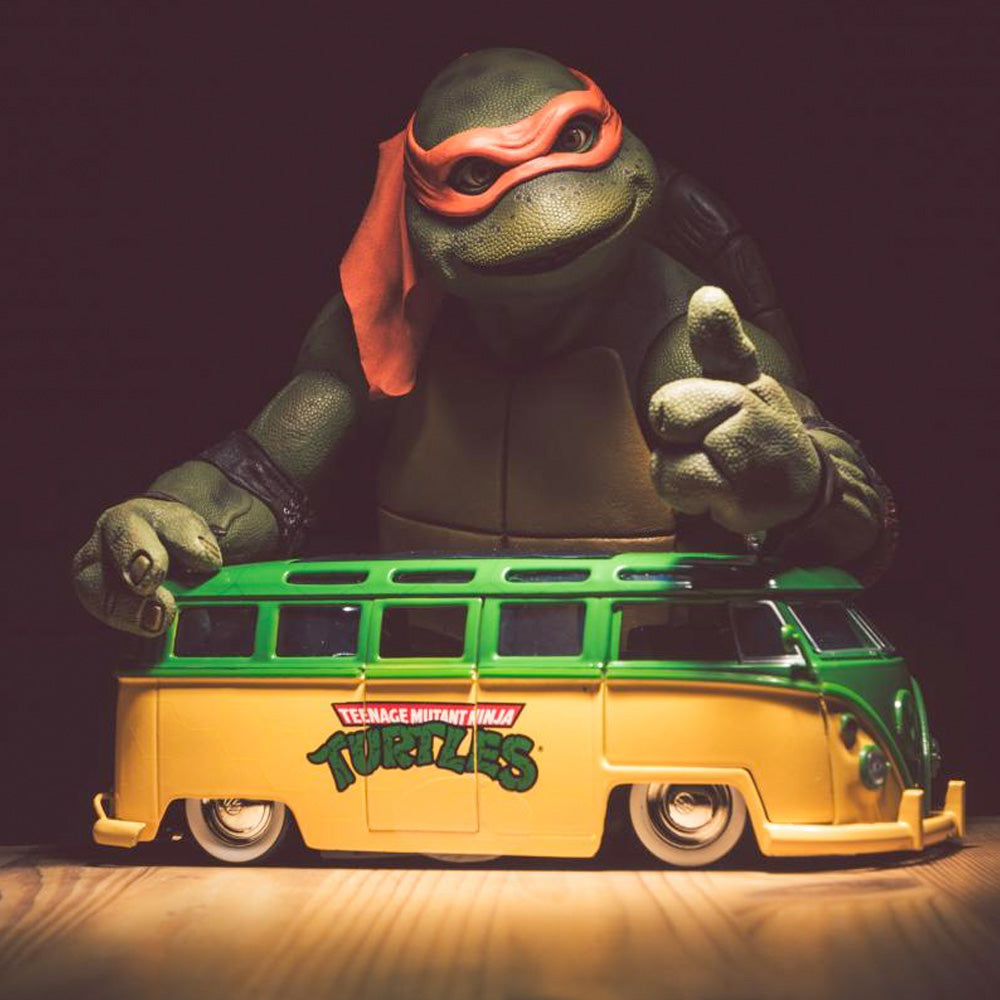 Turtles Leonardo 1962 VW Bus 1:24, ca. 18 cm inkl. Die-Cast Figur Leonardo goobee